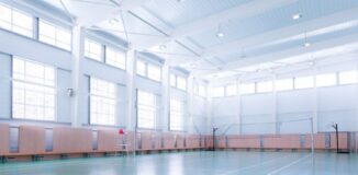 Kabiny WC HPL w obiektach sportowych – odporność na ekstremalne warunki
